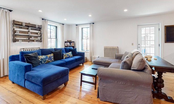 East Bayside Copropriété | Open, airy condo w/ private deck - steps to the Old Port, restaurants & ferries!