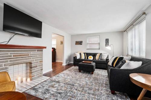 Brookline Maison | Open Floor Spacious Home, 15min from Downtown, Private Garage, Kids Friendly