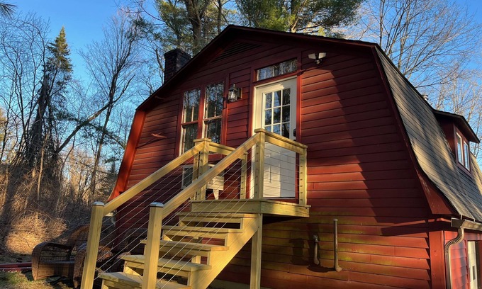 Sheffield Maison | Sheffield 3 BR Oasis. Modernized 1796 home close to .