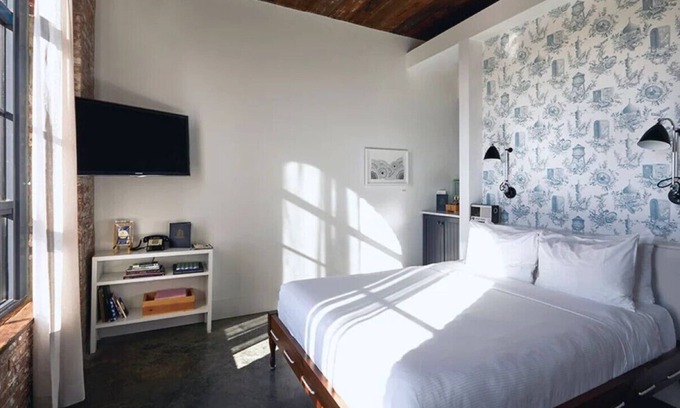 Williamsburg Hôtel | Wythe Hotel, Studio King, Edgy Industrial Chic, Stunning Skyline Views