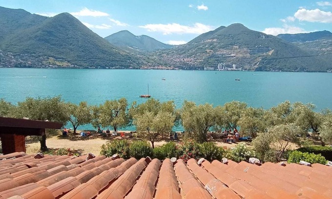 Sensole Appartement | Open space lakefront apartment with pool in Monte Isola