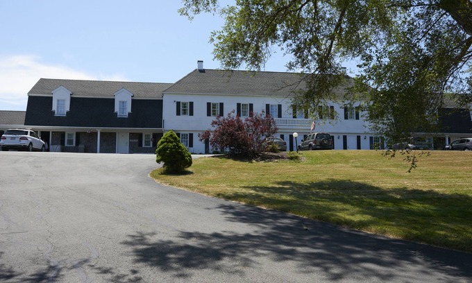 Sandwich Hôtel | Open year round - Family friendly rooms - 5 minutes from beach area.