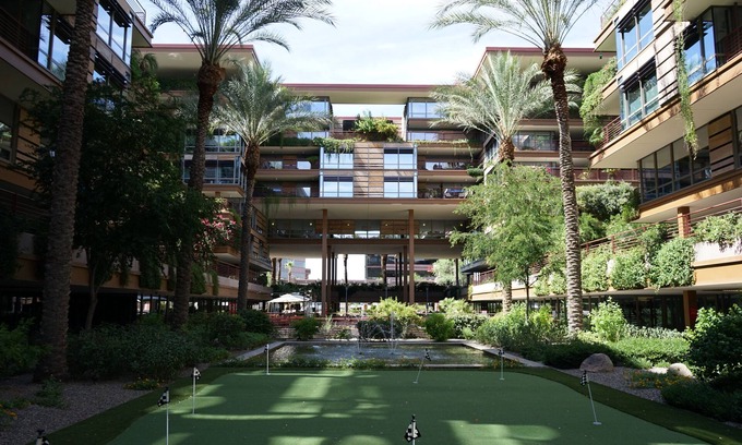 South Scottsdale Copropriété | Optimal Camelback, Scottsdale Luxury Condo Living All Year Round!