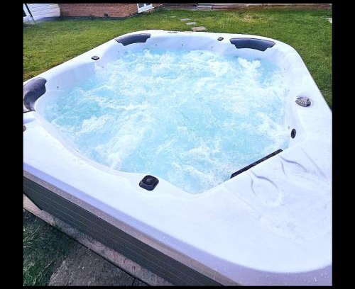 Isle of Grain Appartement | Opulent 5 bedroom Retreat with Hot tub and Entertainment