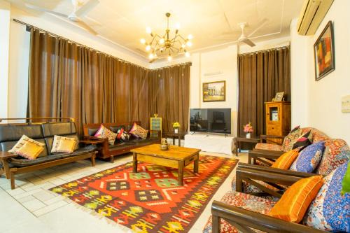 South West Villa | Opulent Antique 6BR Independent Villa in Gurugram