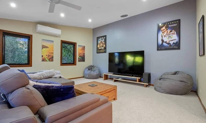 Mooloolah Valley Maison | Opulent Oasis: Exclusive Getaway for 9