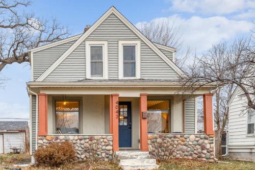Powderhorn Maison | Orange Blossom House - Quaint Family Home 10 Minutes from Downtown MPLS