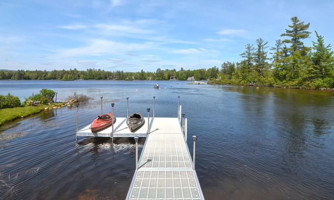 Middleton Maison | Orange Oasis! Lakefront Getaway w/Private Beach