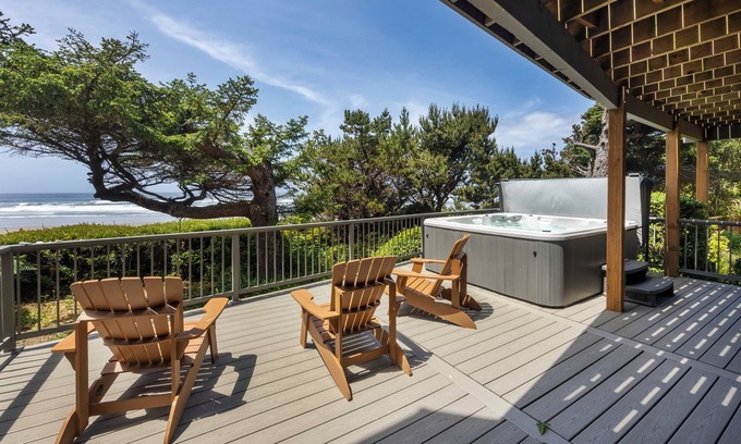 Seal Rock Maison | Orca Manor, Oceanfront, NEW SAUNA! Beach Access, WiFi, Hot Tub, BBQ