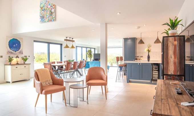 Cropthorne Maison | Orchard Barn - 4 BD Barn Conversion with Stunning Views!