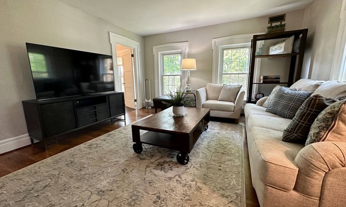 Orchard Park Appartement | Orchard Park Apartment Two Miles from Buffalo Bills Highmark Stadium