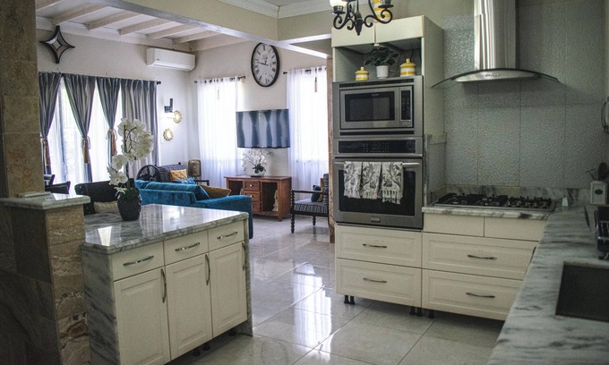 Mona Heights Maison | Orchid Home - Charming 2-bedroom house with WiFi and AC in Kingston 6