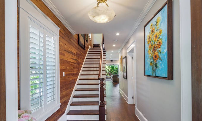 White St. Gallery Maison | Orchids-N-Paradise 3 En-suite Bedrooms, Cottage Fully Fenced Front Porch & Yard