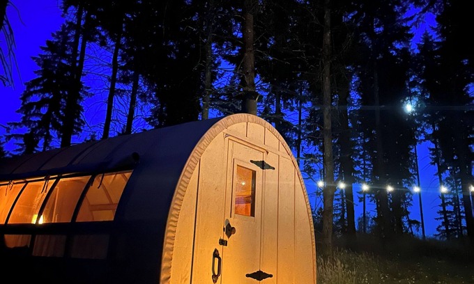 Oregon City Maison | Oregon Trail Covered Wagon by the Creek