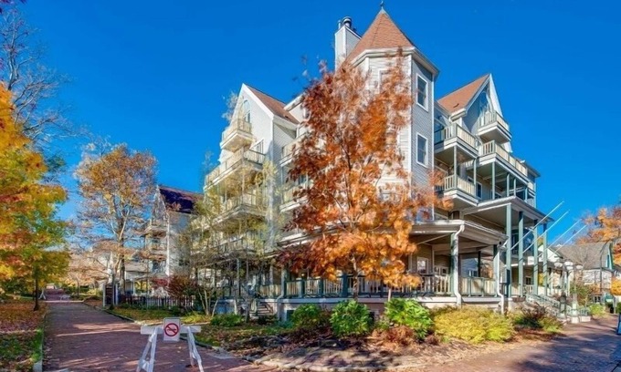 Chautauqua Copropriété | Originally built in Chautauqua Institution in 1890, the original St. Elmo Hotel building was torn down and rebuilt as a residential condominium. It now offers the convenience of an elevator