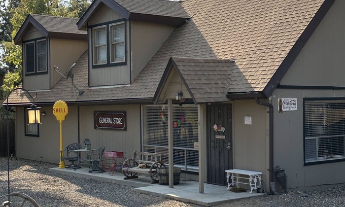 Groom Creek Cabine | Originally the Groom Creek General Store