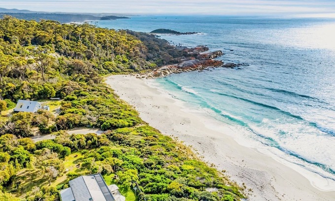 Binalong Bay Maison | Experience beachfront living at this stunning holiday home