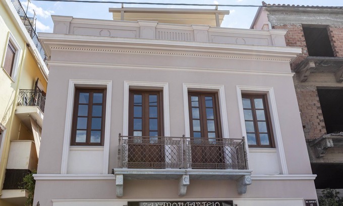 Gythio Appartement | Orion Maison: Luxury 3-bedroom maisonette in the center of town