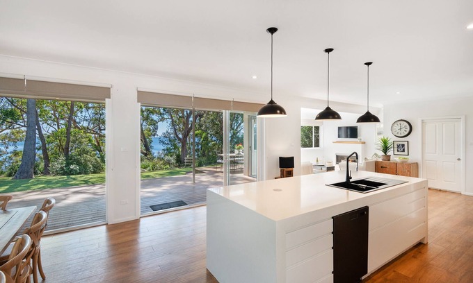 Vincentia Maison | Orions Ultimate Oasis: Absolute Beachfront Retreat