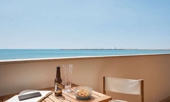 Pozzallo Appartement | CaseSicule: Cerasuolo, fantastique vue sur la mer avec balcon et grandes fenêtres, Wi-Fi