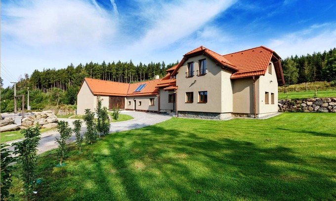 Varvazov Villa | Orlík JVNS100