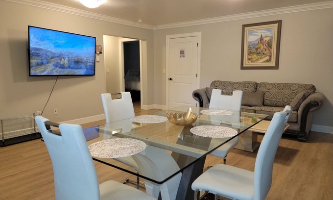 Abbotsford Maison | Oscar INN & 2BD Guest Suite