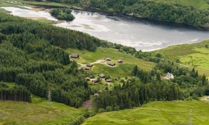Crianlarich Chalet De Ski | Osprey Lodge with river and mountain view