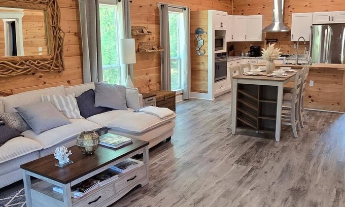 Dauphin Island Maison | Osprey's Nest - Cozy 3-bedroom house - Dog Friendly - 3 Night Min.