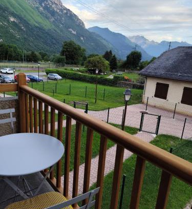Bielle Appartement | Ossau T2 5 personnes tout confort près du ski linge de maison inclus parking moustiquaires vue montagne plein sud