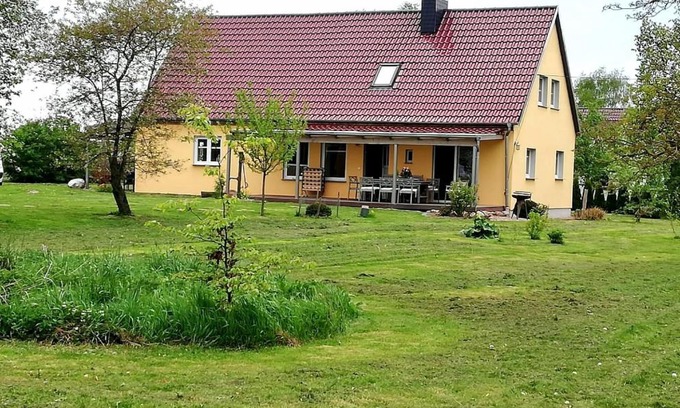 Jakobsdorf Maison | Ostseenahes Ferienhaus mit 3 Schlafzimmern und großem Naturgarten auf 6000 qm