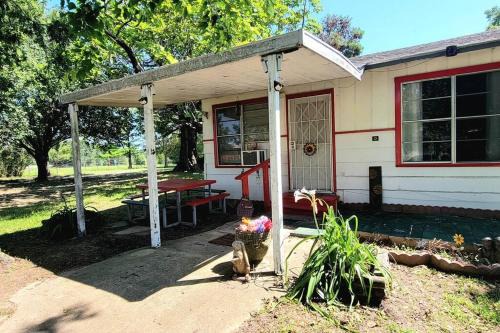 Wills Point Maison | Our Hummingbird Cottage FREE FOOD