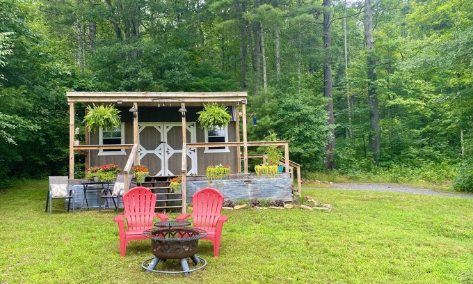 Glace Cabine | Our tiny, cozy cabin is the perfect relaxing spot to get away from it all!