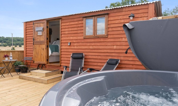 Mangotsfield Chalet De Ski | Outbak Shepherds Hut - sleeps 2 guests in 1 bedroom