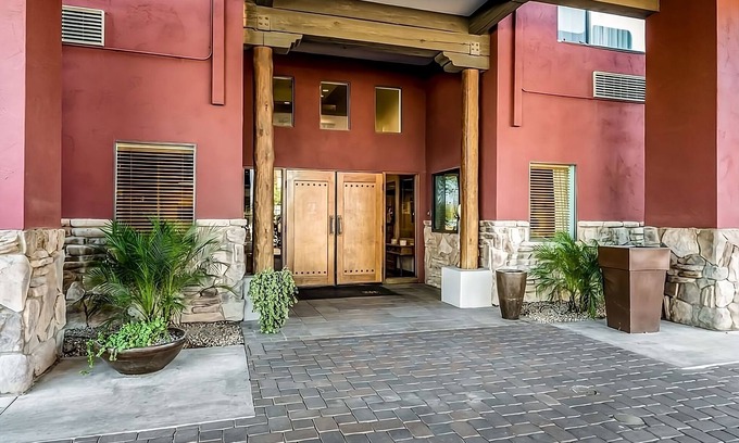 Palm Valley Hôtel | Outdoor Adventure! Comfy Unit Near Attractions, Pool, Breakfast, Free Wifi