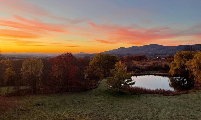 Oak Hill Cabine | Minutes to Skiing, Hot Tub, Fire Pit, 10 Acres, Mtn Views, Private Pond