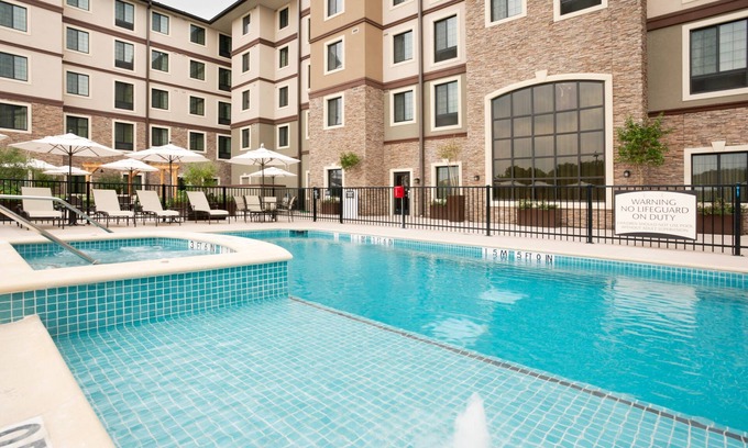 Hollywood Park Copropriété | Outdoor Pool and Hot Tub + Free Breakfast | Only 15 Minutes from Six Flags!