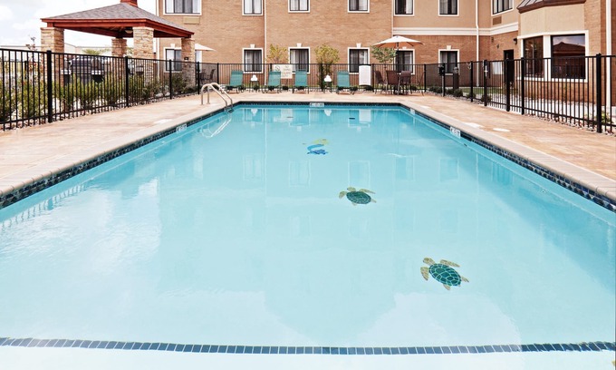 Oklahoma City Copropriété | Suite avec espace de conférence près du centre commercial Quail Springs | Piscine saisonnière + petit-déjeuner quotidien GRATUIT