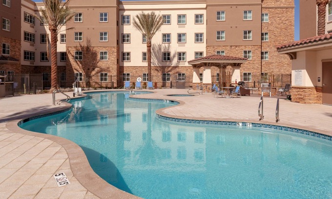 Gilbert Copropriété | Piscine extérieure et bain à remous + salle de gym ouverte 24 heures | Suite Accessible