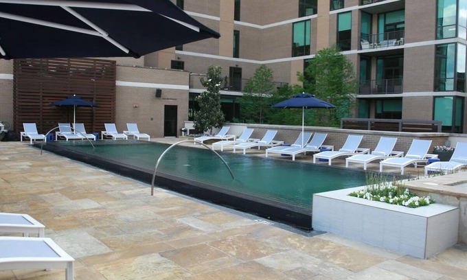 Glencoe Hôtel | Outdoor Pool & Pet Room Near Highland Park Shopping