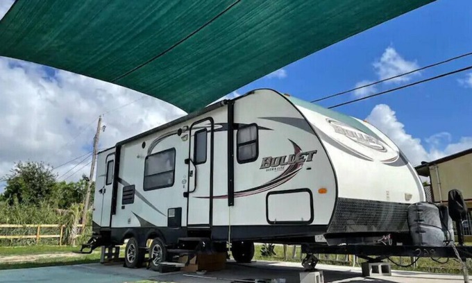 Hitchcock Maison | Outdoors Fun! Big lot! Clean Updated RV, A/C