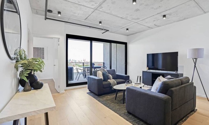 Footscray Appartement | Ovation - Central Footscray Apt. w/ parking & pool