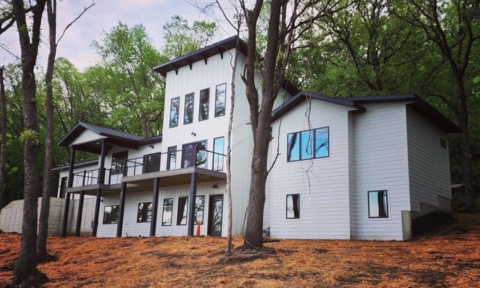 Decorah Maison | Over 3600 sqft house in gorgeous Decorah, Iowa!!