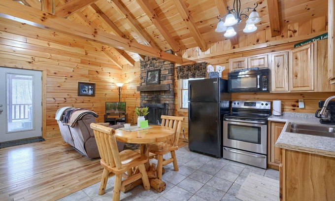 Carbon Hill Cabine | Over the hill and through the woods, to the Cozy Cub cabin we go.