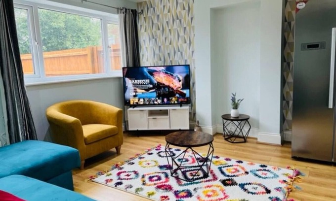 Northfield Maison | Overbury Lodge, Birmingham with Free Parking