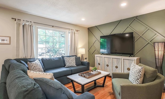 Overland Park Maison | Overland Park Beauty! 3BD 2BA New Listing!
