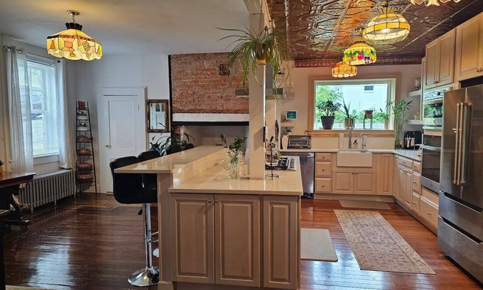 Bangor Maison | Oversized, Antique Style, near Shawnee skiing and Minsi lake