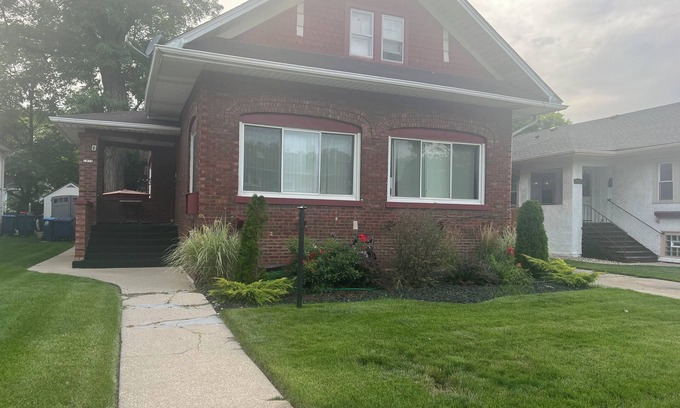 Maywood Maison | OVERSIZED house located 20min ORD/ MDW airports, 15min D/T Chg. 1min to I-290.