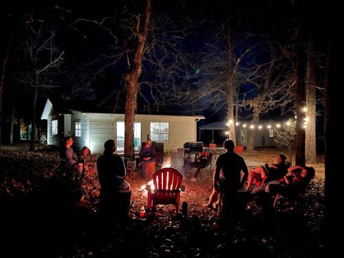 Hoyt Maison | Owl Hoot Lake Retreat- Dock, beach & wooded haven!