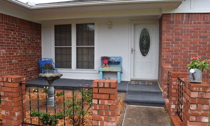 Checotah Maison | OWL LITTLE LAKE HOUSE A FUN WALK TO SANDY BEACH