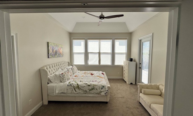 De Mossville Maison | Owl's Nest Retreat: Sleeps 20, Kentucky Hilltop w/ Hot Tub and lots of room!